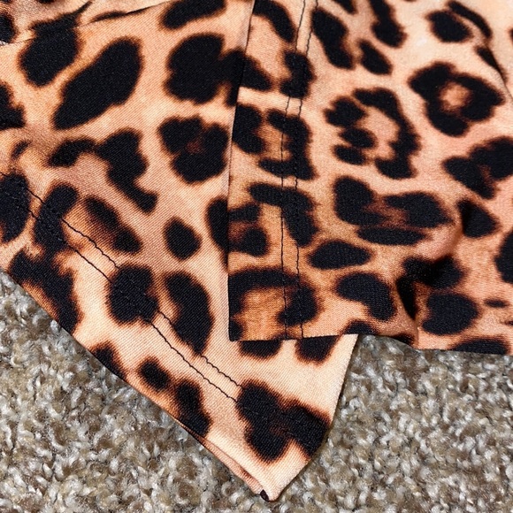 Ellen Tracy animal print lightweight, silky feel turtleneck top (L) EUC - Picture 11 of 12
